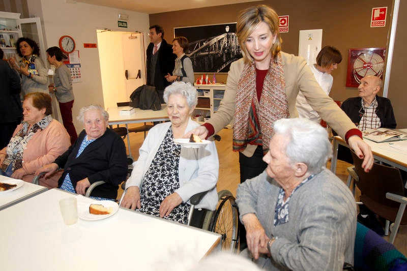 La consejera de Familia e Igualdad de Oportunidades visita la residencia de personas mayores Puente de Hierro de Palencia