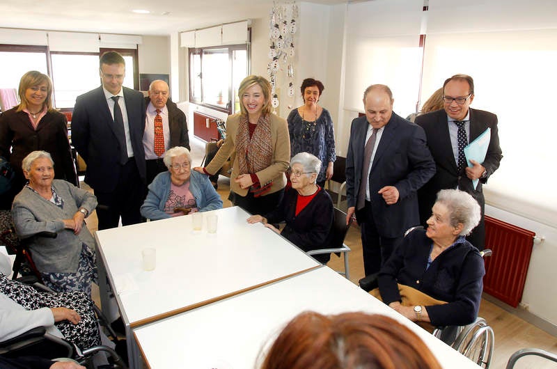 La consejera de Familia e Igualdad de Oportunidades visita la residencia de personas mayores Puente de Hierro de Palencia