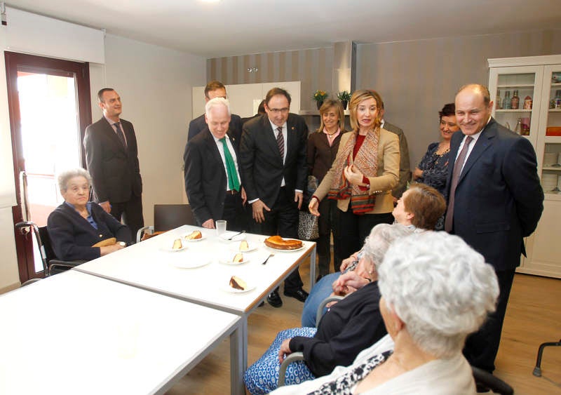 La consejera de Familia e Igualdad de Oportunidades visita la residencia de personas mayores Puente de Hierro de Palencia