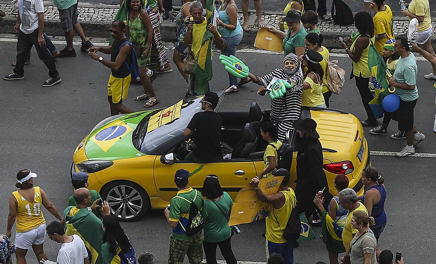 Miles de brasileños se manifiestan contra Rousseff