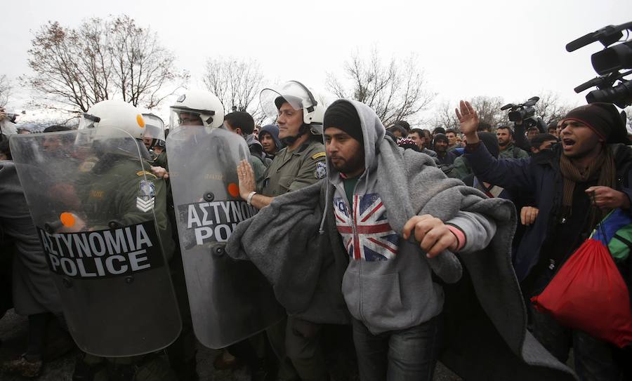 Un millar refugiados logra cruzar de Grecia a Macedonia