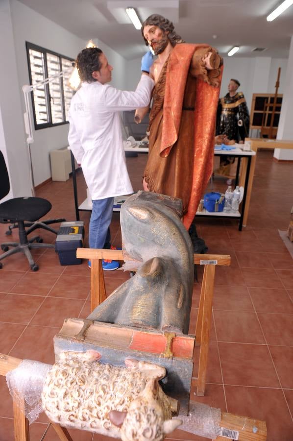 Últimos retoques a las obras de la muestra de Las Edades del Hombre en Toro (Zamora)