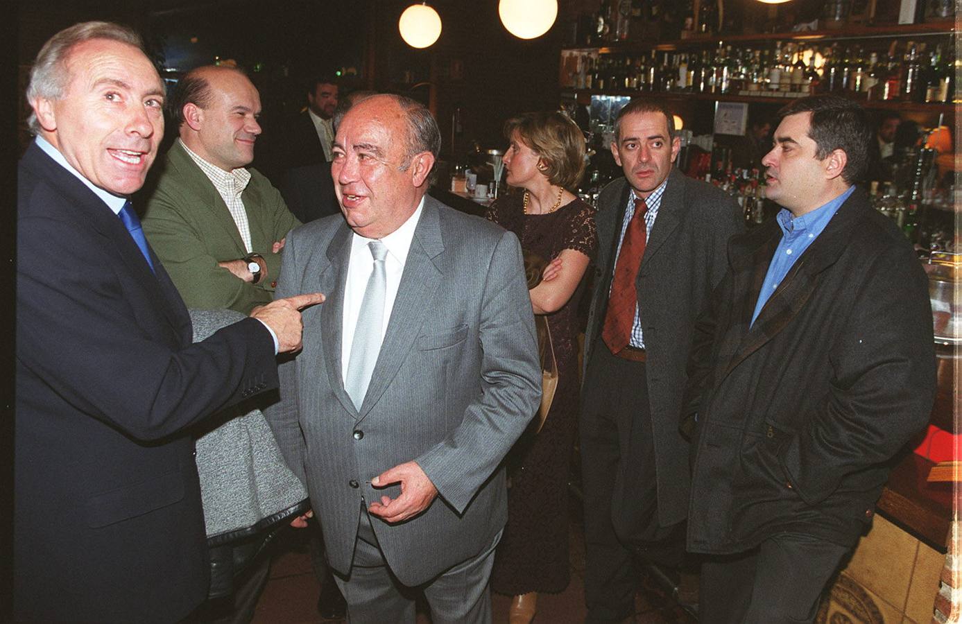 19.11.00 Javier Mínguez (i) señala con el dedo al homenajeado de la noche, Moncho Moliner.