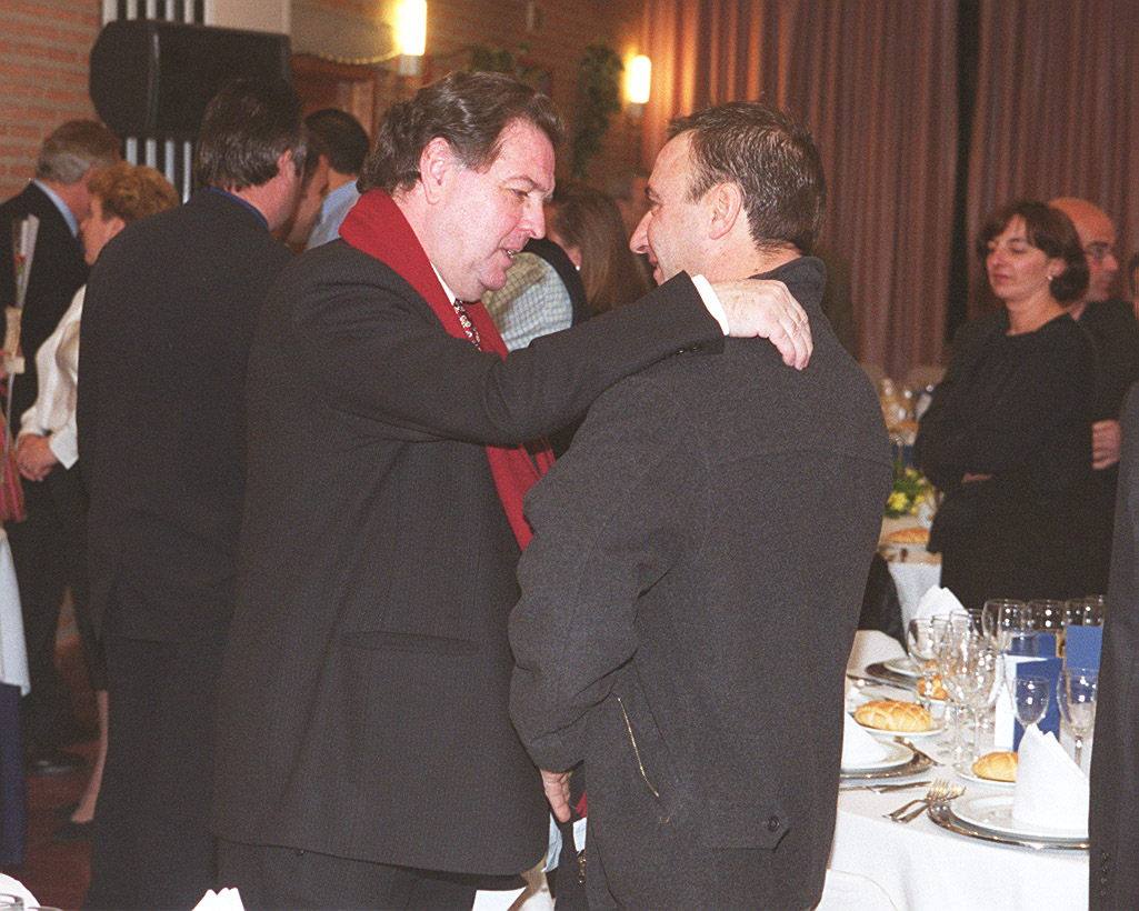 19.11.00 Angel María de Pablos conversa con un aficionado durante el homenaje a Moncho Moliner.