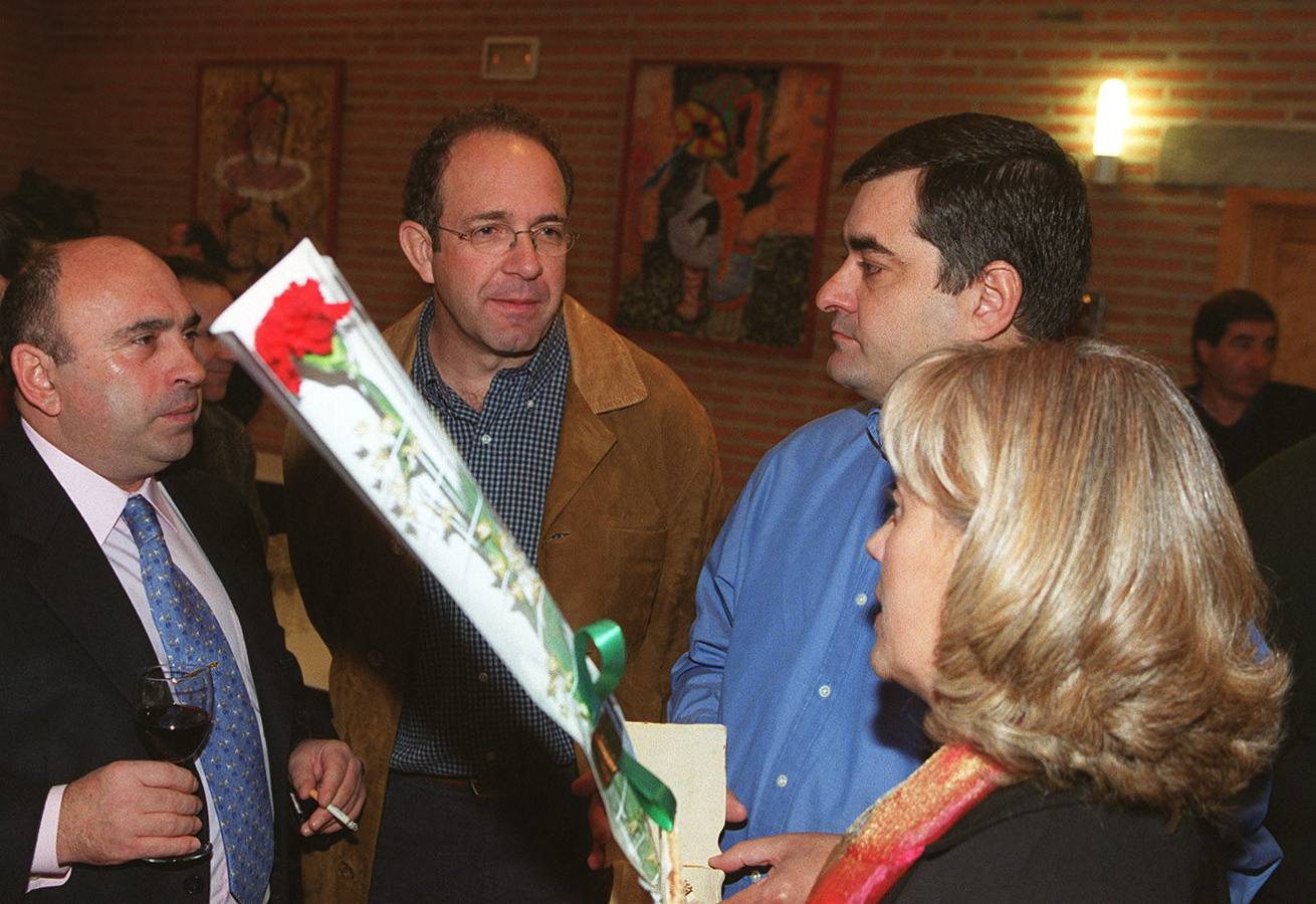 19.11.00 López Cerrón conversa con Manolo Saiz, durante la reunión que mantuvieron ciclistas que han pasado por los equipos que dirigió Moncho Moliner, para agradecerle sus enseñanzas, en un emotivo homenaje.