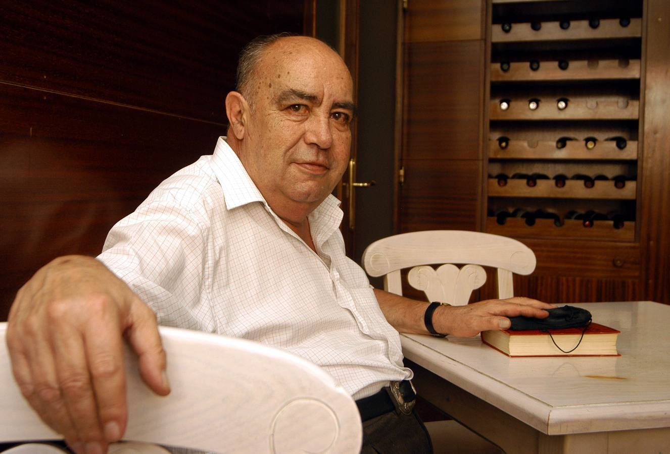 08.06.05 Ramón Chamorro Moliner posa para una entrevista.