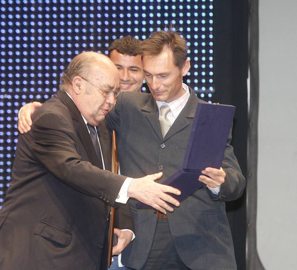 09.04.07 Lale Cubino entrega una placa a Moncho Moliner durante la Gala Regional del Deporte.