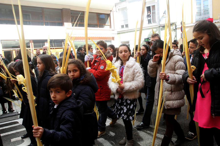 Ambiente en las calles de Valladolid durante la Procesión de las Palmas (1/2)