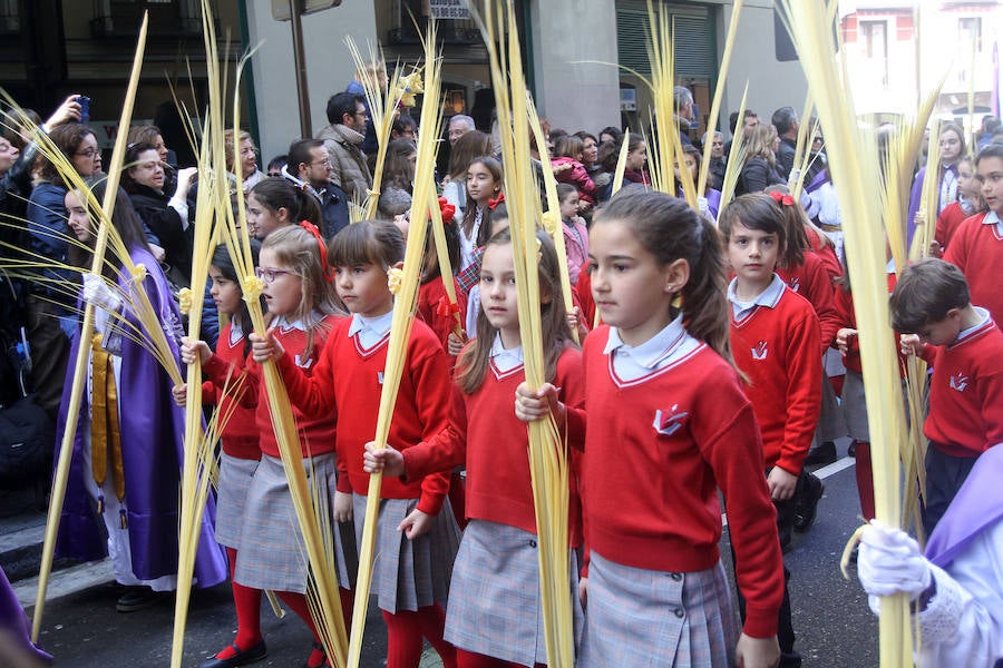 Ambiente en las calles de Valladolid durante la Procesión de las Palmas (1/2)