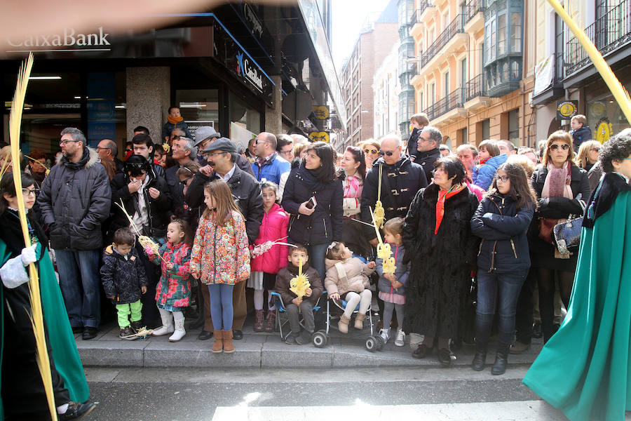 Ambiente en las calles de Valladolid durante la Procesión de las Palmas (1/2)