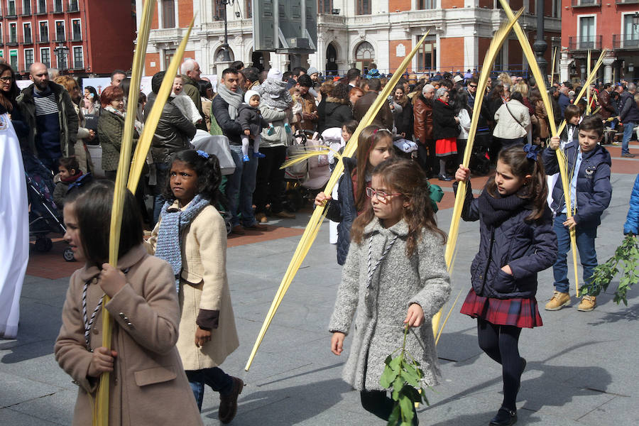 Ambiente en las calles de Valladolid durante la Procesión de las Palmas (1/2)