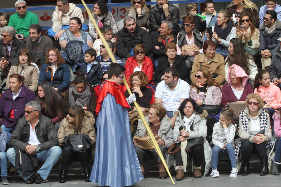 Ambiente en las calles de Valladolid durante la Procesión de las Palmas (1/2)