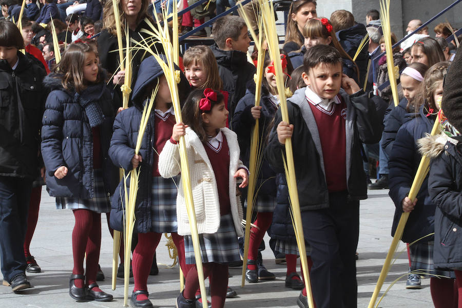 Ambiente en las calles de Valladolid durante la Procesión de las Palmas (1/2)