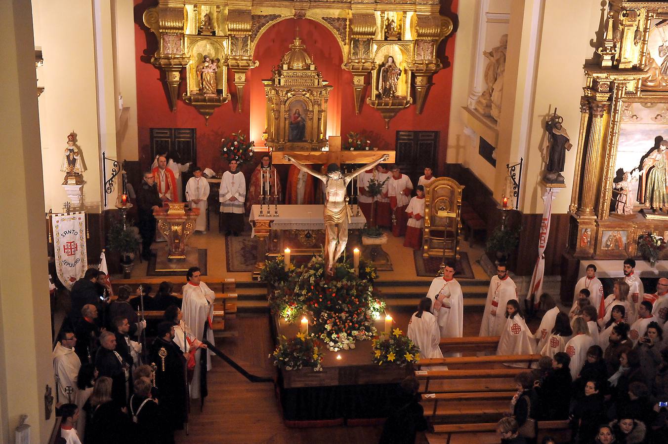 La lluvia suspende la Peregrinación del Santísimo Cristo del Amor y la meditación de las Siete Palabras en Medina del Campo (Valladolid)