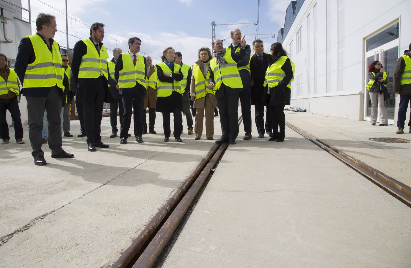 La ministra de Fomento visita los nuevos talleres de Renfe en Valladolid