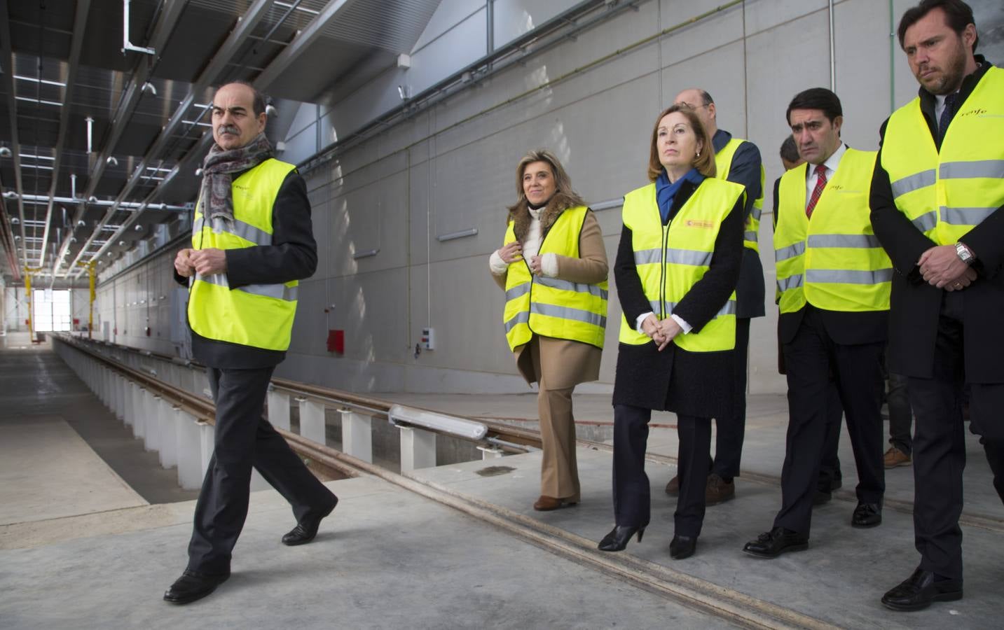 La ministra de Fomento visita los nuevos talleres de Renfe en Valladolid