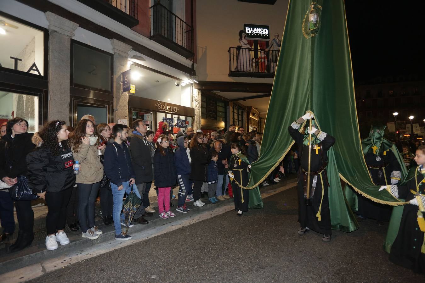 Si estuviste en la Procesión del Rosario del Dolor, búscate en la fotos (1/2)