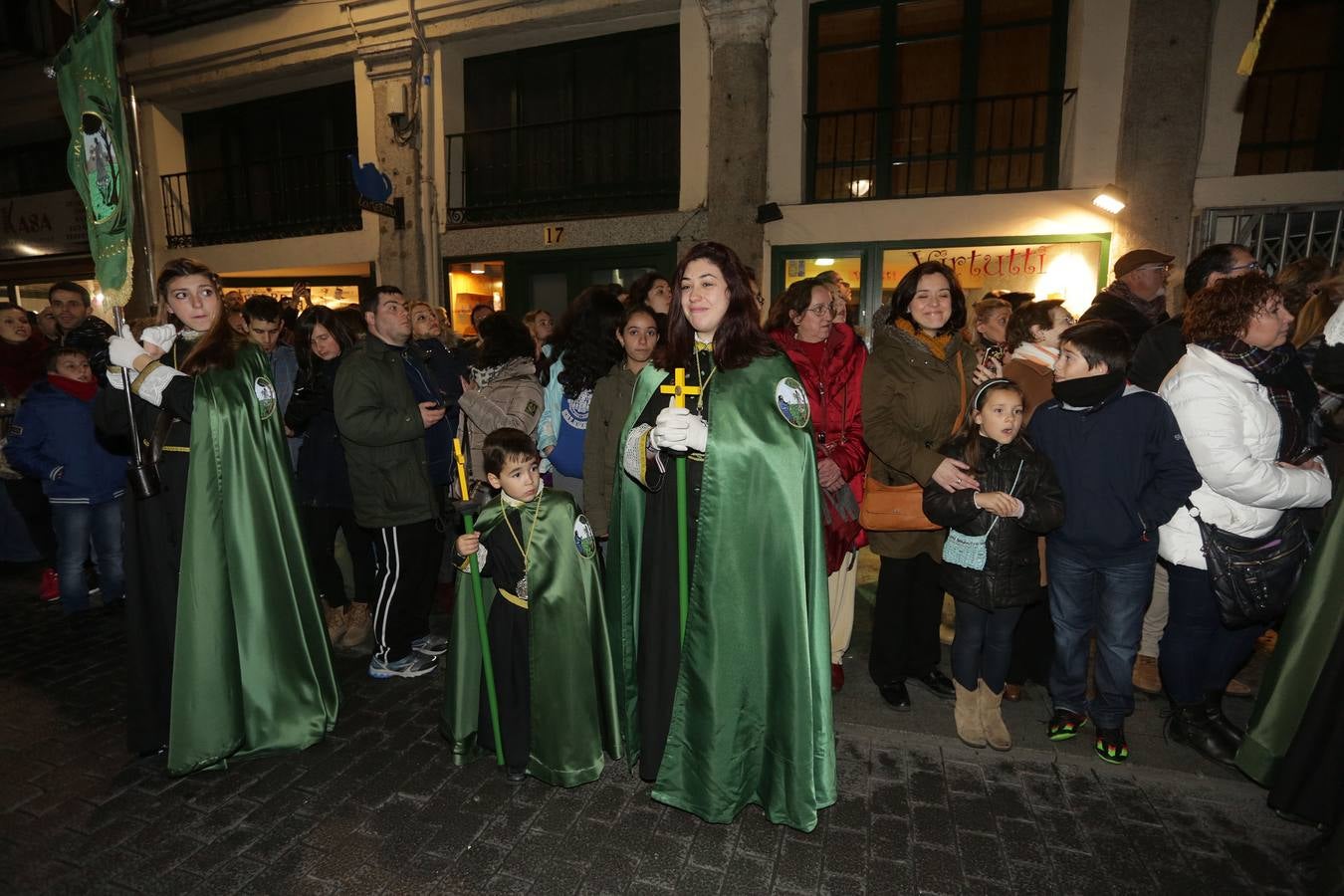 Si estuviste en la Procesión del Rosario del Dolor, búscate en la fotos (2/2)
