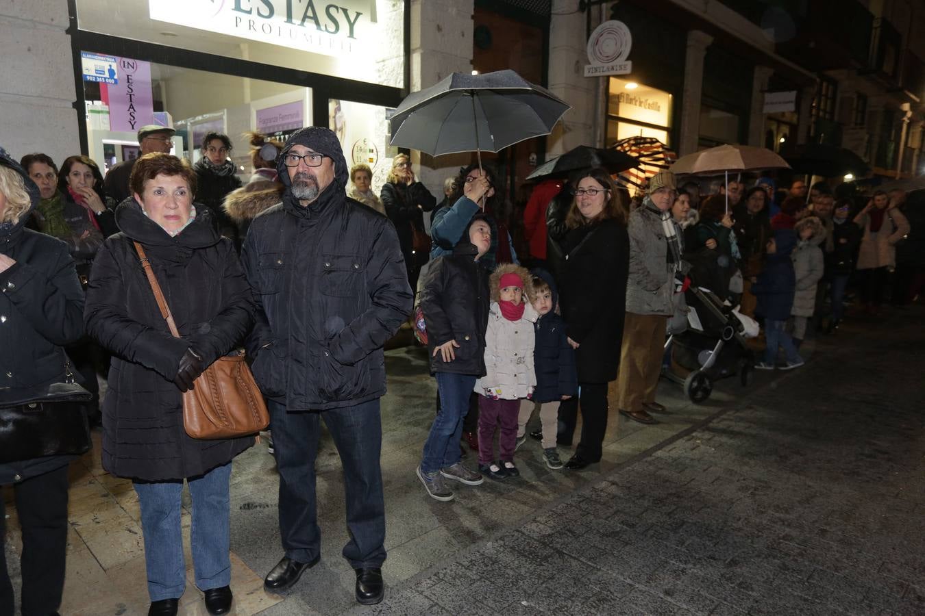 Si estuviste en la Procesión del Rosario del Dolor, búscate en la fotos (2/2)
