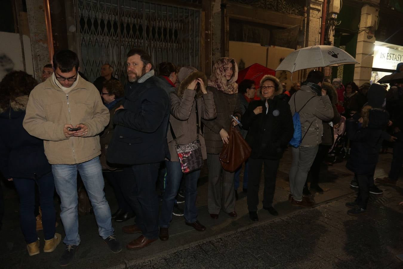 Si estuviste en la Procesión del Rosario del Dolor, búscate en la fotos (2/2)