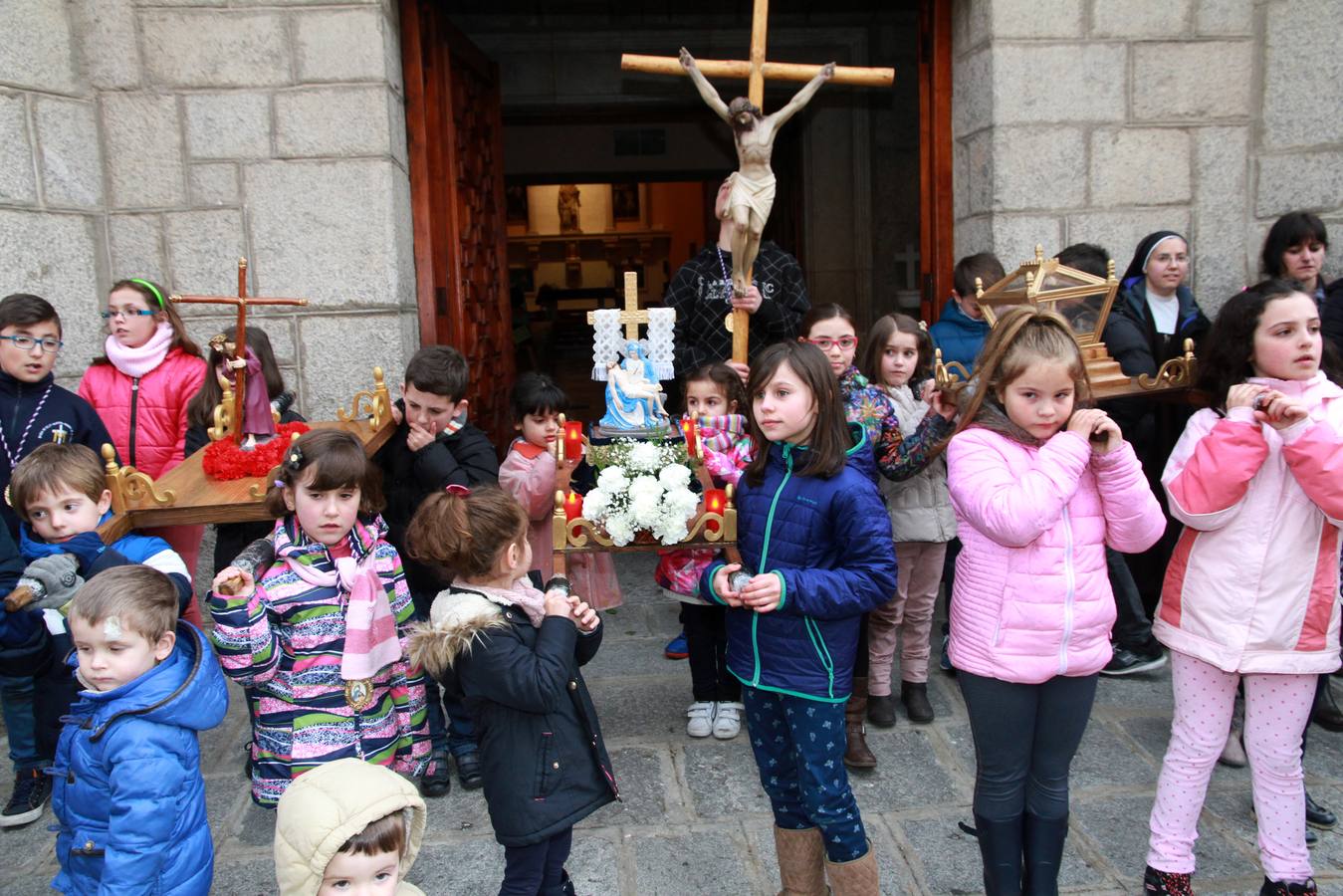 Procesión de la Pasión de Jesucristo por los niños del barrio de  San José de Segovia