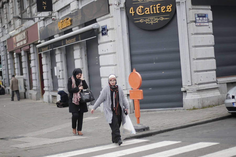 Scharbeek vuelve a la normalidad. Vecinos del barrio de Scharbeek.