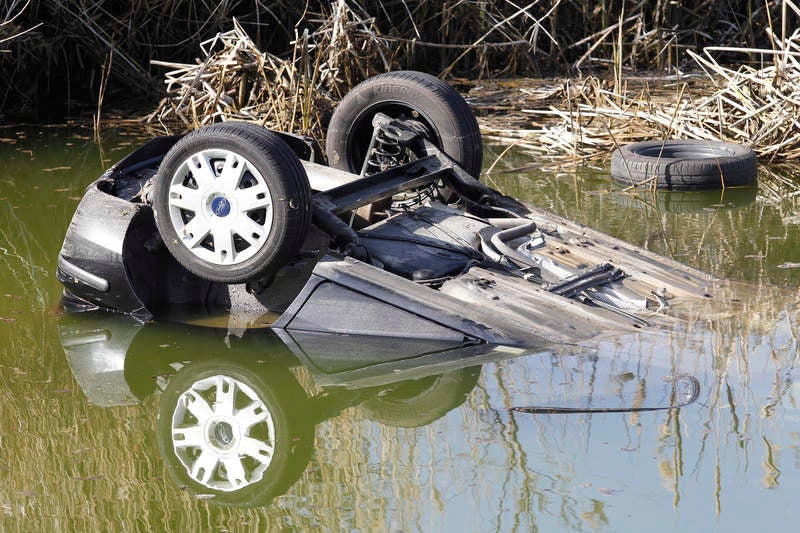 Fallecen dos personas al caer el coche en el que viajaban a una balsa en Dueñas (Palencia)