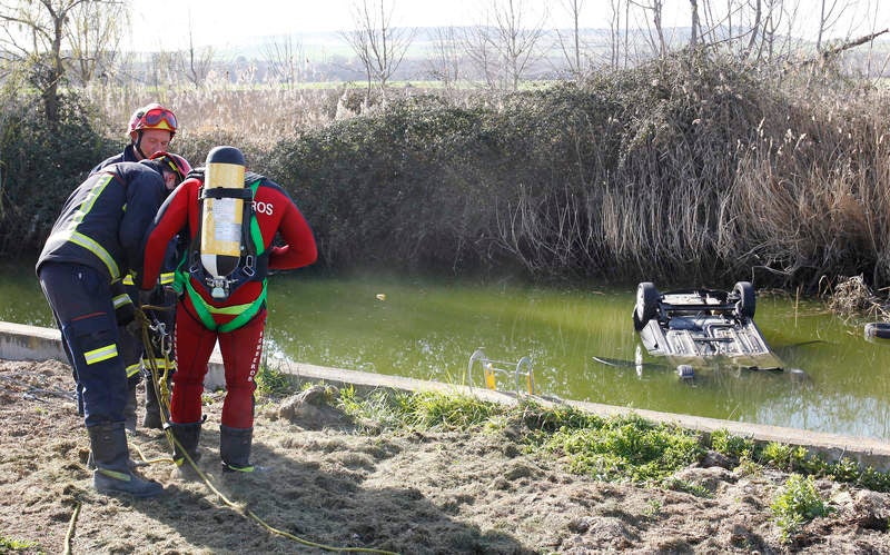 Fallecen dos personas al caer el coche en el que viajaban a una balsa en Dueñas (Palencia)