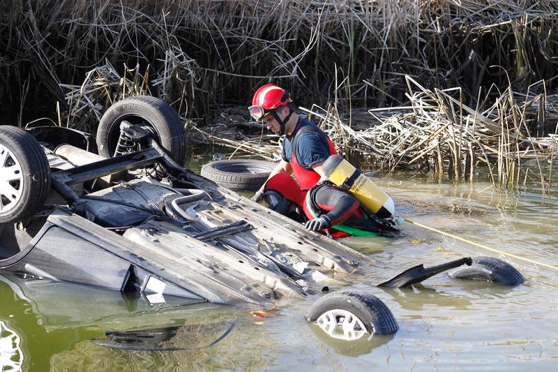 Fallecen dos personas al caer el coche en el que viajaban a una balsa en Dueñas (Palencia)