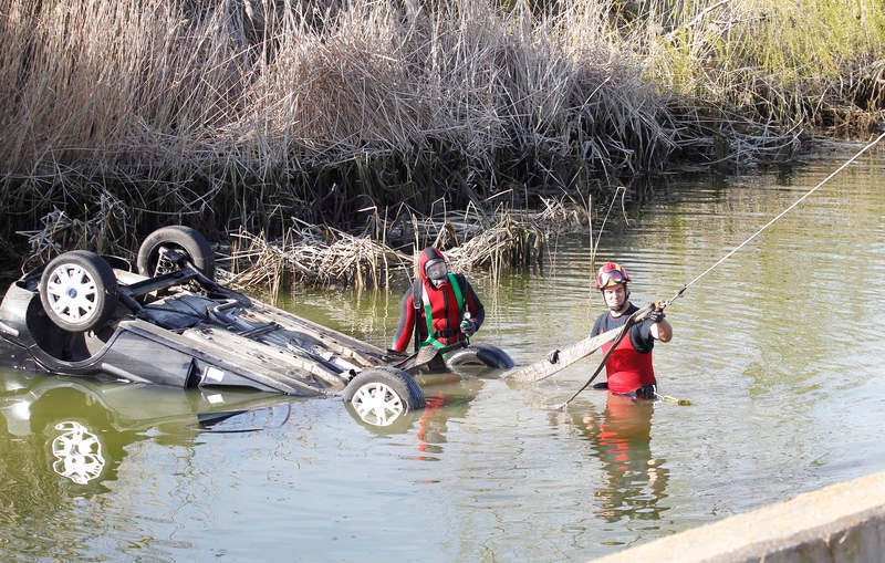 Fallecen dos personas al caer el coche en el que viajaban a una balsa en Dueñas (Palencia)