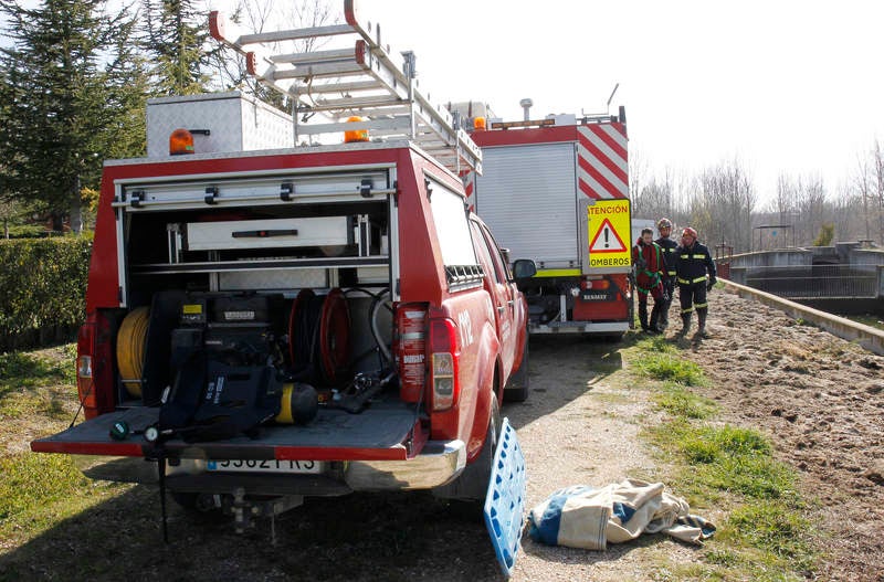 Fallecen dos personas al caer el coche en el que viajaban a una balsa en Dueñas (Palencia)