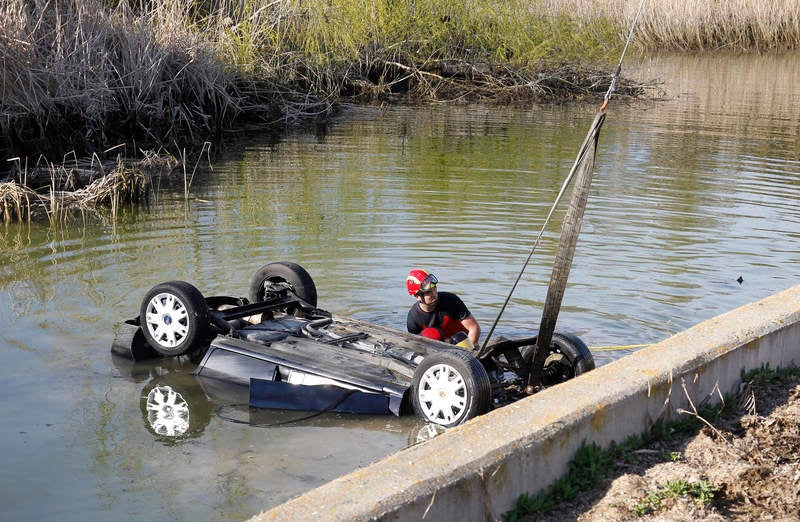 Fallecen dos personas al caer el coche en el que viajaban a una balsa en Dueñas (Palencia)