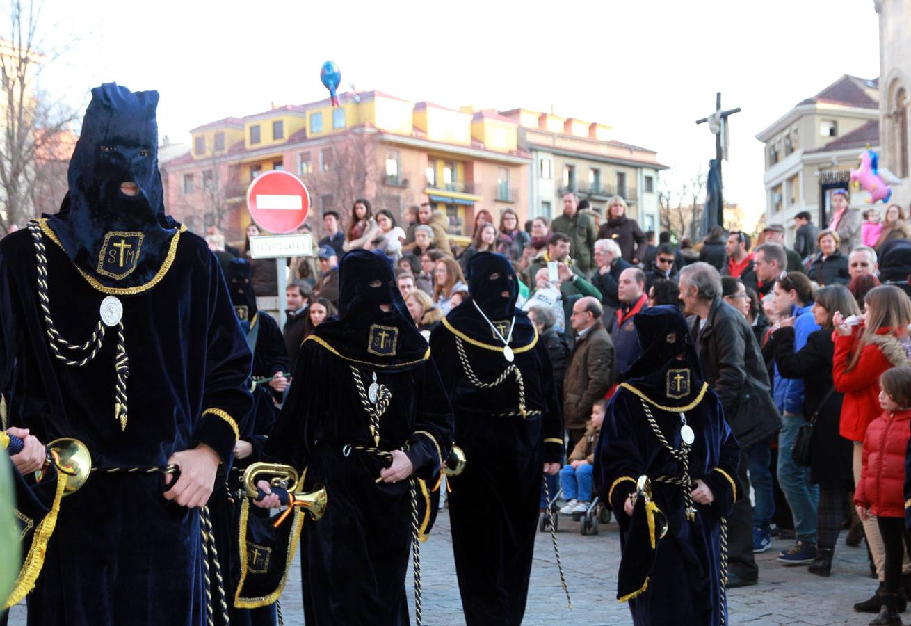 Procesión de Nuestra Señora de la Soledad al Pie de la Cruz y del Santísimo Cristo en su Última Palabra en Segovia