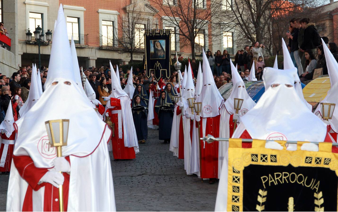 Procesión de Nuestra Señora de la Soledad al Pie de la Cruz y del Santísimo Cristo en su Última Palabra en Segovia