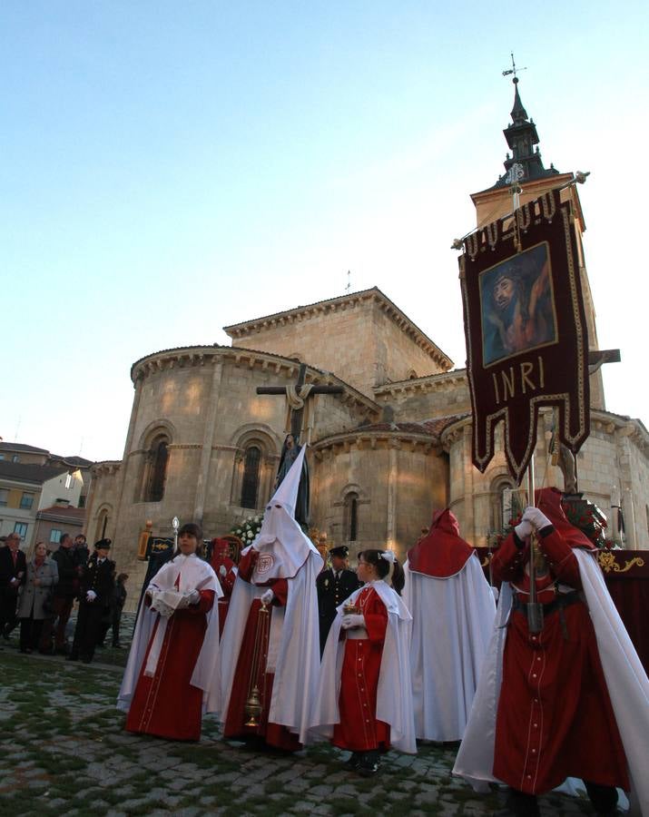 Procesión de Nuestra Señora de la Soledad al Pie de la Cruz y del Santísimo Cristo en su Última Palabra en Segovia