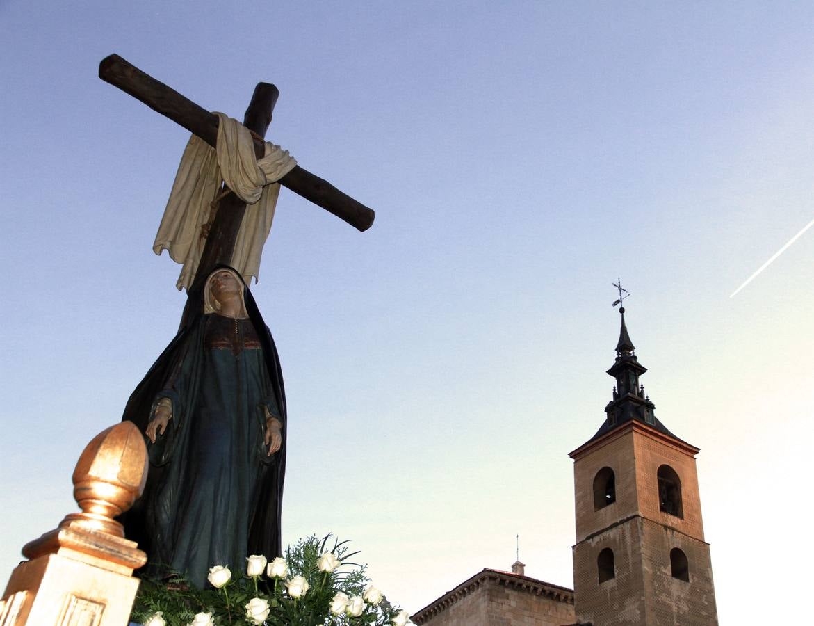Procesión de Nuestra Señora de la Soledad al Pie de la Cruz y del Santísimo Cristo en su Última Palabra en Segovia