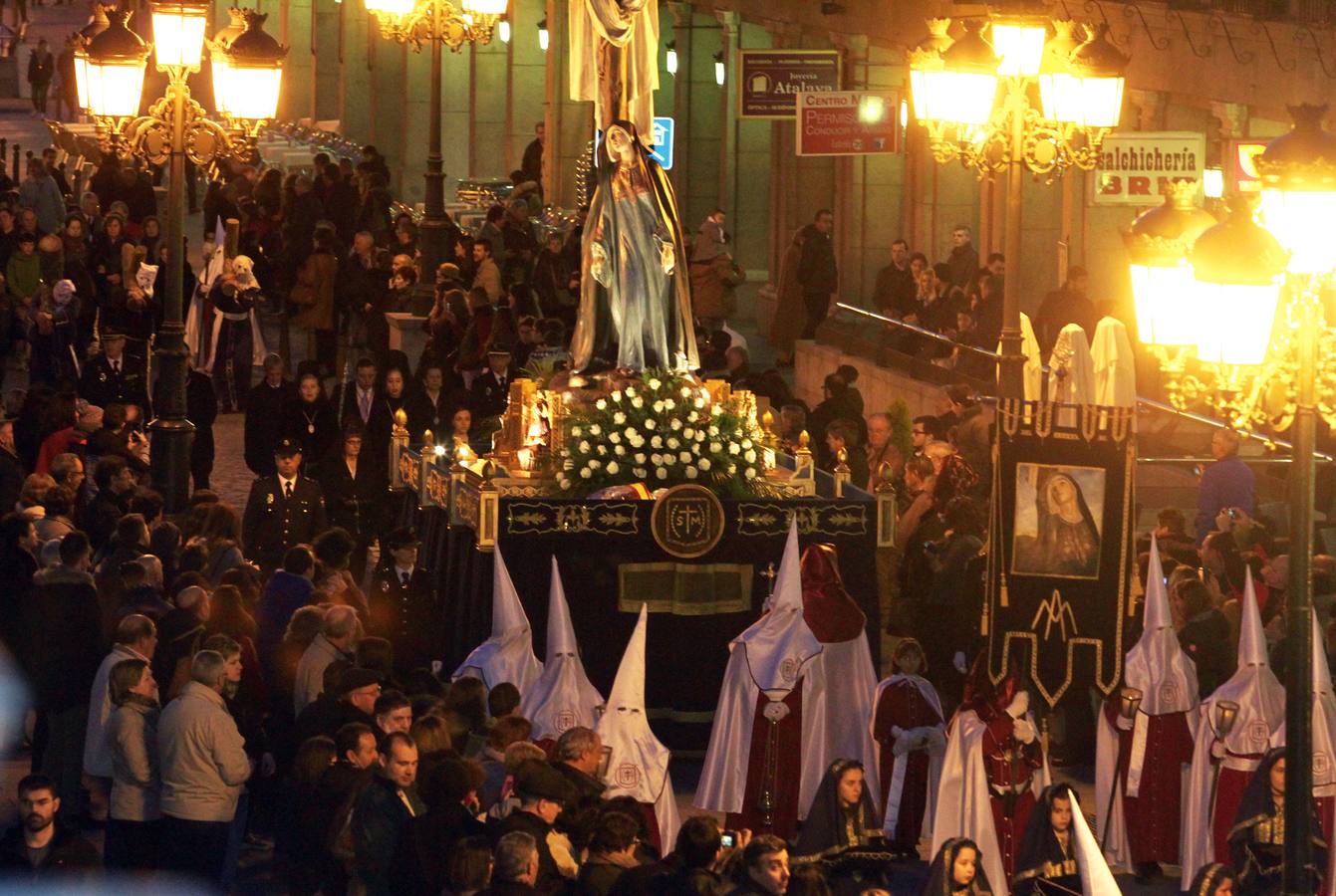Procesión de Nuestra Señora de la Soledad al Pie de la Cruz y del Santísimo Cristo en su Última Palabra en Segovia