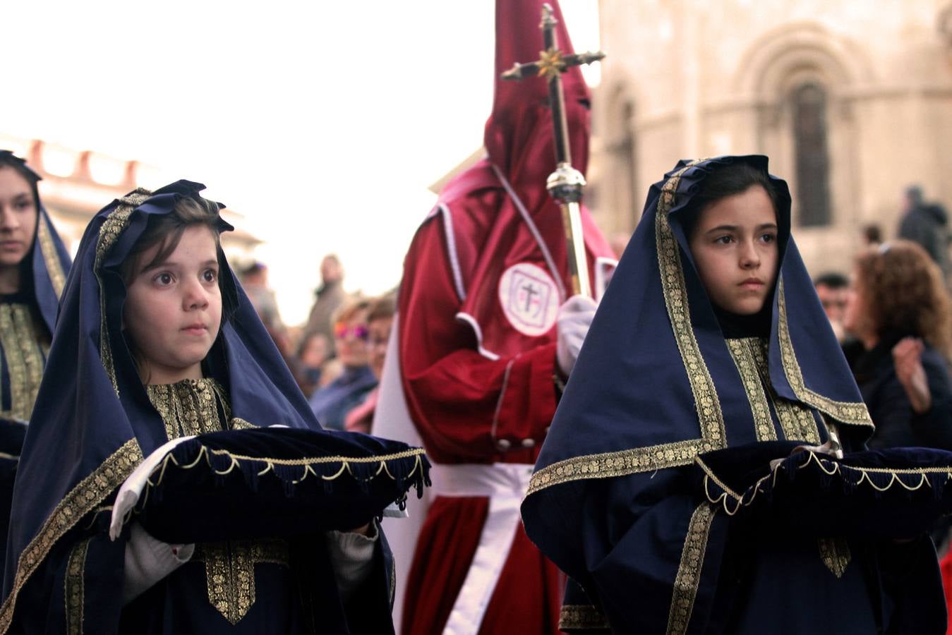 Procesión de Nuestra Señora de la Soledad al Pie de la Cruz y del Santísimo Cristo en su Última Palabra en Segovia