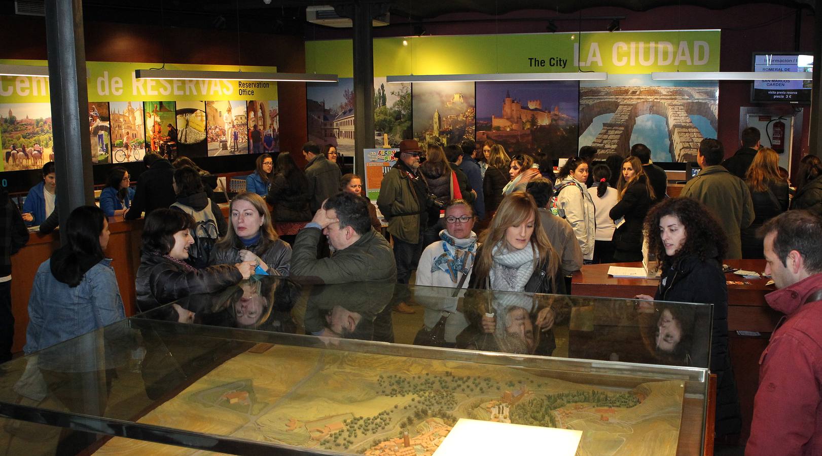 Segovia se llena de turistas el Viernes Santo