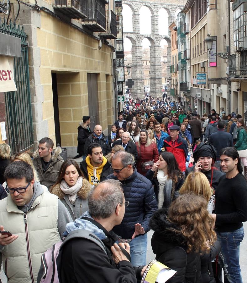 Segovia se llena de turistas el Viernes Santo