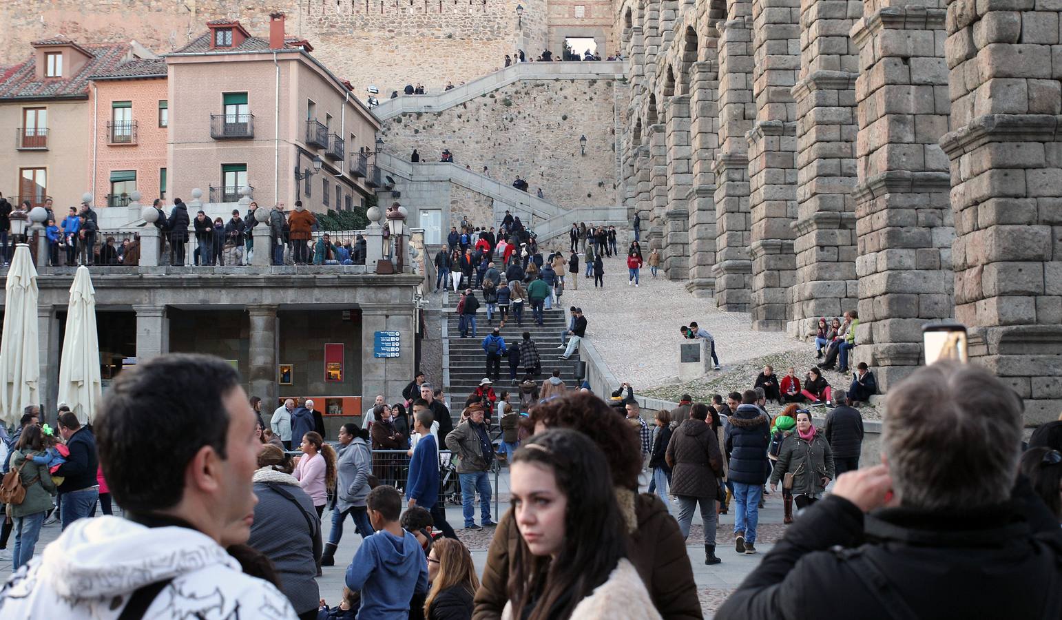 Segovia se llena de turistas el Viernes Santo