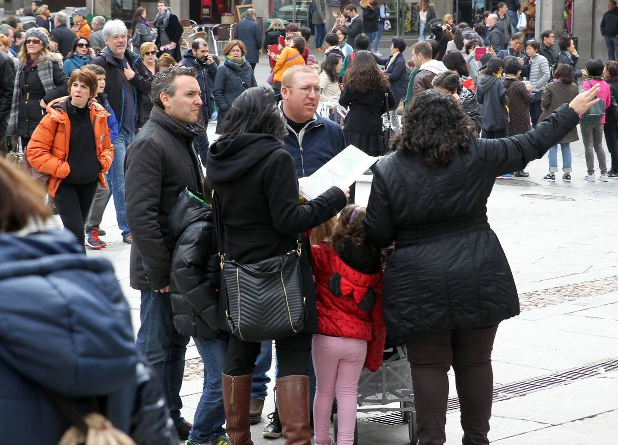 Segovia se llena de turistas el Viernes Santo