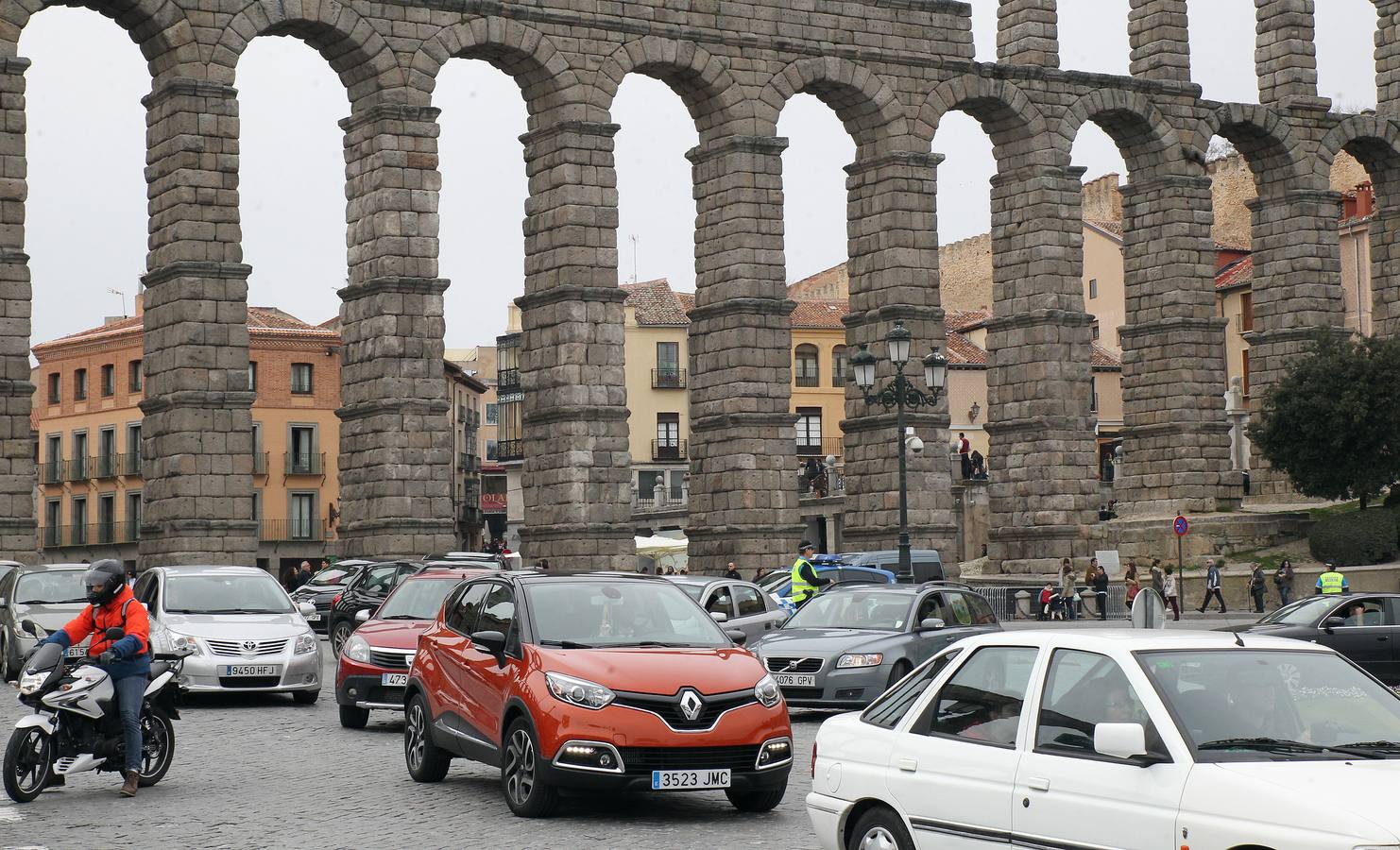 Segovia se llena de turistas el Viernes Santo