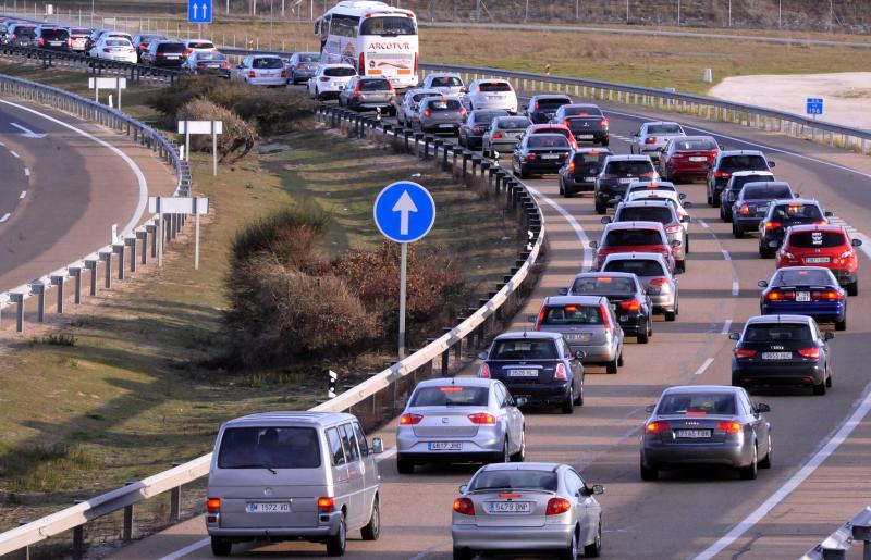 Retenciones en la A-6 entre Ataquines y Villanueva de los Caballeros