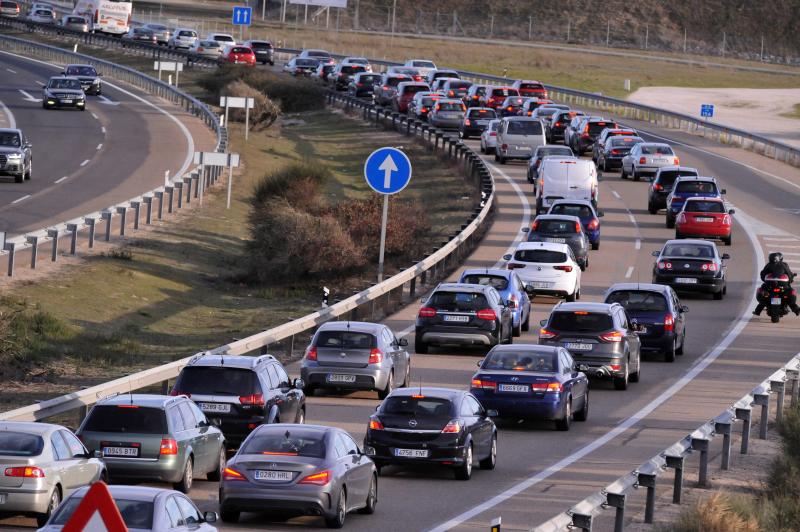 Retenciones en la A-6 entre Ataquines y Villanueva de los Caballeros