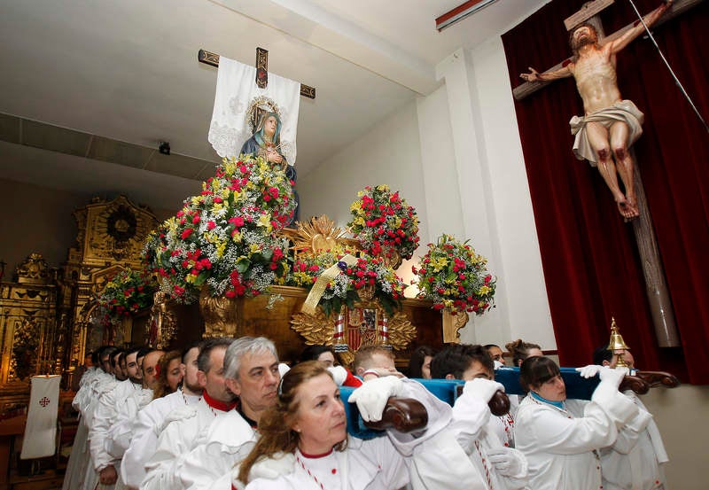 La Virgen Dolorosa recibe la banda dorada de la mujer palentina
