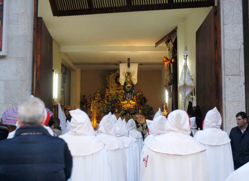 La Virgen Dolorosa recibe la banda dorada de la mujer palentina