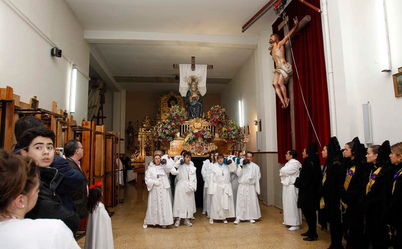 La Virgen Dolorosa recibe la banda dorada de la mujer palentina