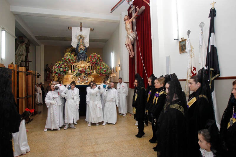 La Virgen Dolorosa recibe la banda dorada de la mujer palentina
