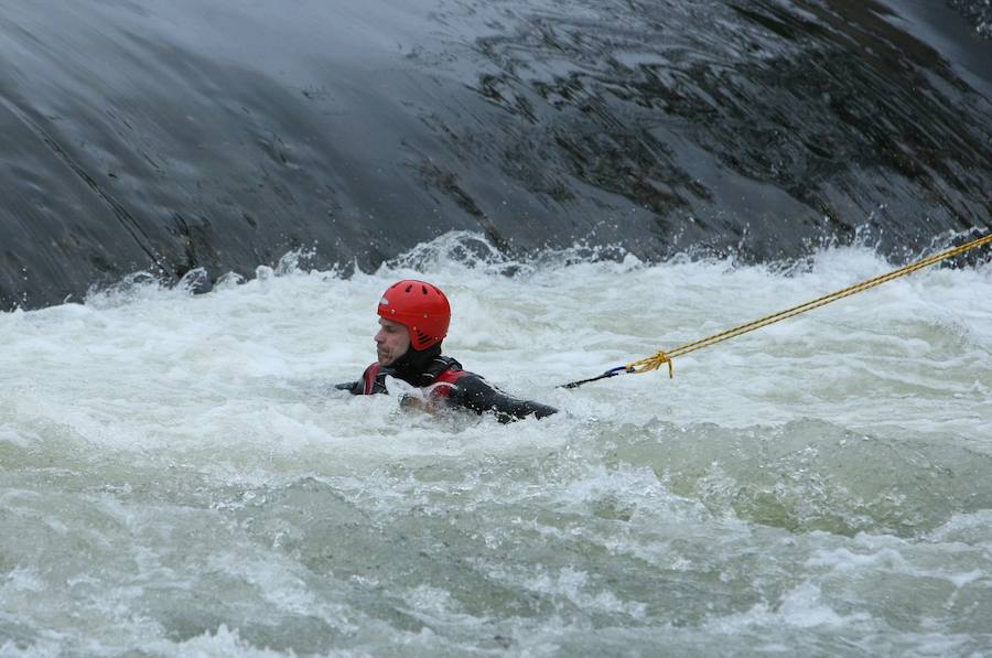 Los bomberos de Ponferrada buscan a un niño que fue arrastrado por las aguas del río Sil